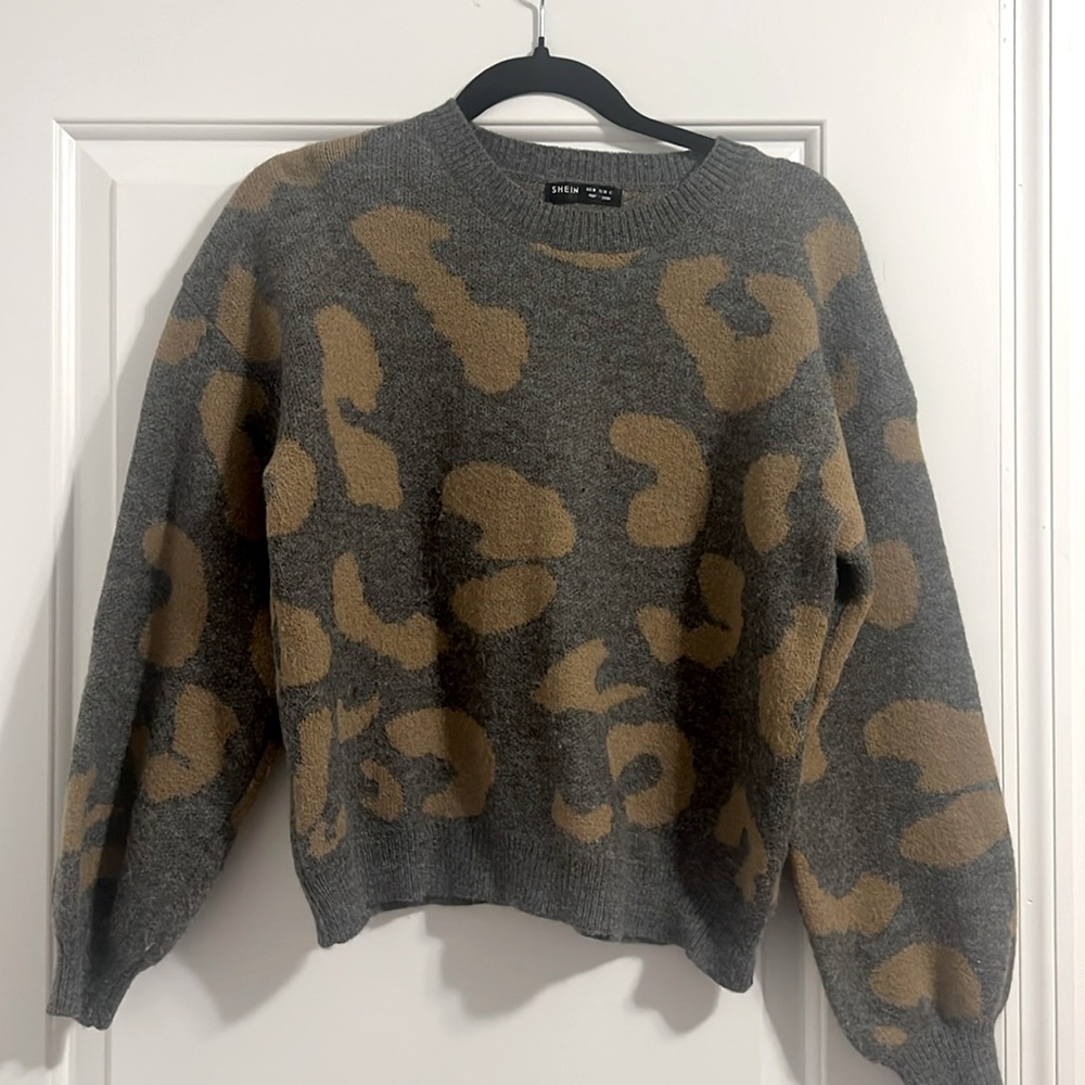 Super cute sweater. Size Med.